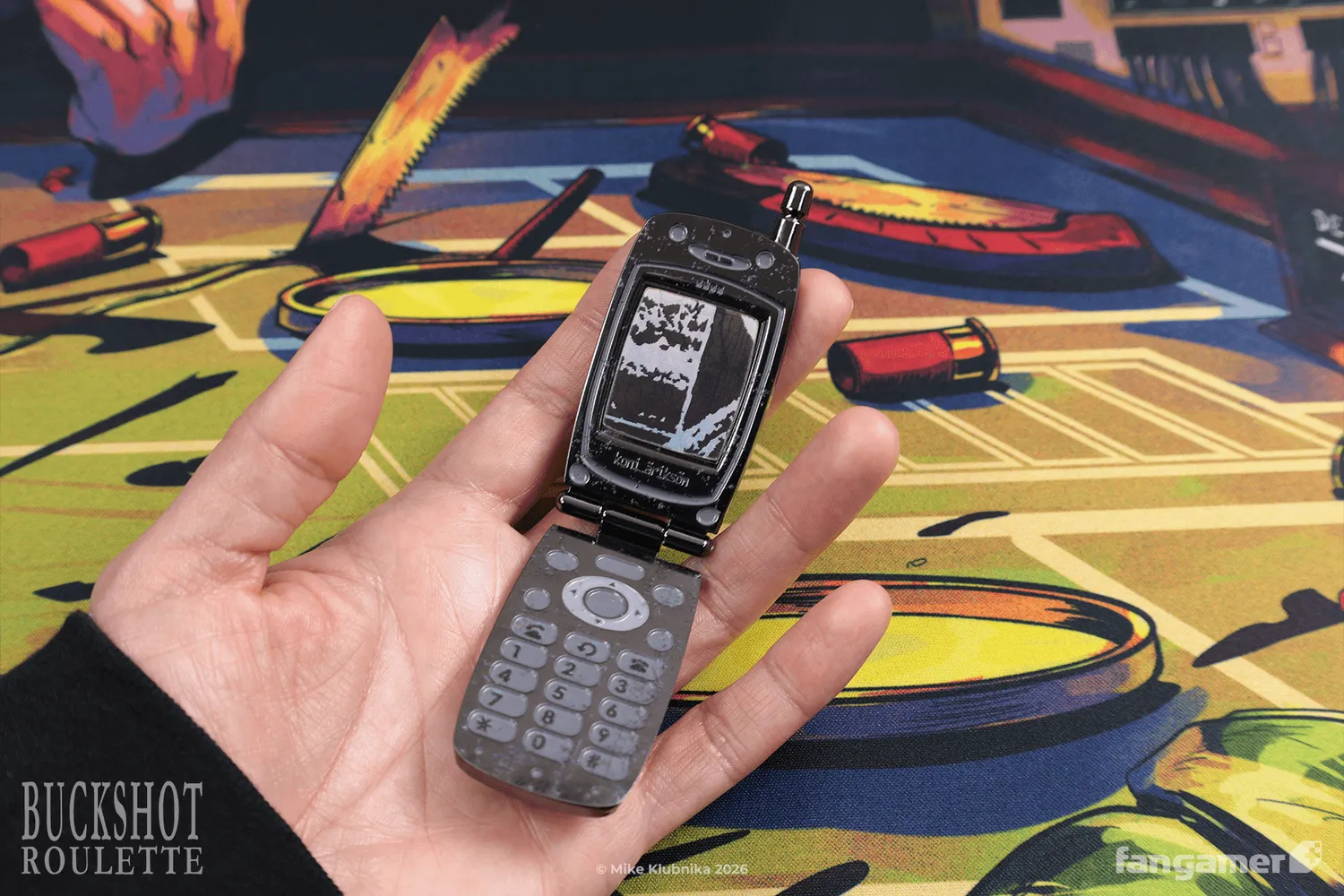 Fangamer Buckshot Roulette Burner Phone Pin Ansteckpin Klappdesign